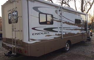 Gulfstream Endura, 34 feet, 2 slides, tows 5000 lb