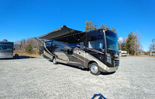 Luxury RV with new upgraded power captains chairs!