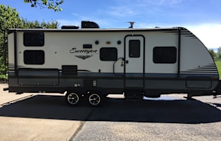 2017 Surveyor 245 BHS   Delivery available. Generator available.