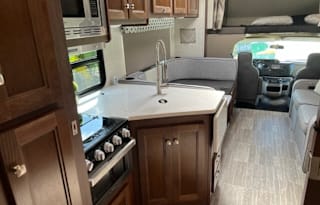 32ft Fully Equipped RV | Sleeps up to 6
