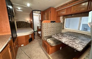 Ford Adventurer - Cozy Family Getaway!