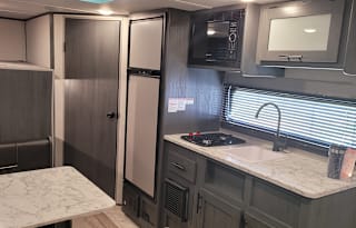 ★FULL size BUNKS★Sleeps 6★Outdoor Kitchen★Exit 407
