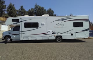 Coachmen Freelander, fully equipped with everything needed for camping