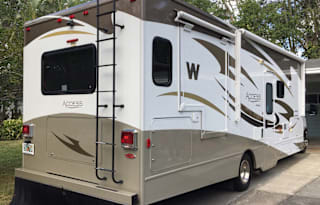 Luxury RV Sleeps 8,  WINNEBAGO Access Premier 31'