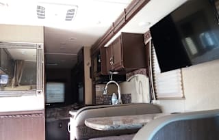 2017 class-c Thor Chateau 29g E450 29ft 3tvs