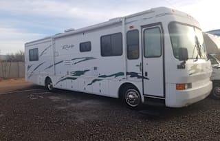 Diesel pusher 37 Foot Riata Sleeps 6-8 very Clean