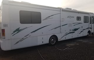 Diesel pusher 37 Foot Riata Sleeps 6-8 very Clean