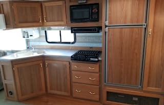 Diesel pusher 37 Foot Riata Sleeps 6-8 very Clean