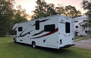 Spacious 2018 Jayco Red Hawk -