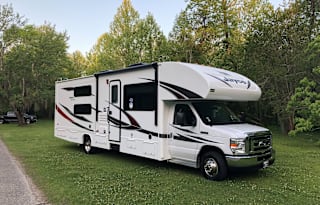 Spacious 2018 Jayco Red Hawk -