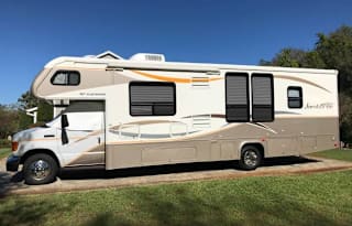 Like new 31´ Fleetwood Jamboree, C/A class hybrid, sleeps 5, very low miles, insurance included