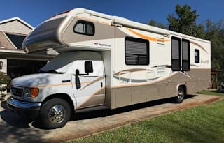 Like new 31´ Fleetwood Jamboree, C/A class hybrid, sleeps 5, very low miles, insurance included