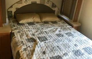 Like new 31´ Fleetwood Jamboree, C/A class hybrid, sleeps 5, very low miles, insurance included