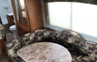 SUPER CUTE MINI RV! Sleeps 6! Gulf Stream Conquest