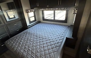 27B**NEW Entegra 8 SLEEPER Coach Vision Luxury Bus