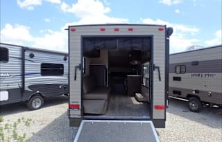 2017 Cherokee Wolf Pup toy Hauler 17RP