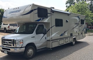 32ft class C with Bunk beds and LEVELING JACKS!!