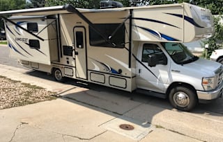 32ft class C with Bunk beds and LEVELING JACKS!!