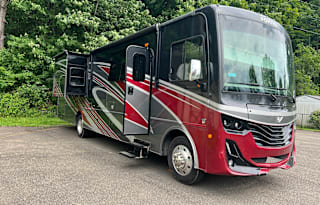 Relaxing Luxury RV Rental w/bunkhouse