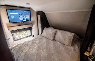 Secluded Luxury Camper in the Woods