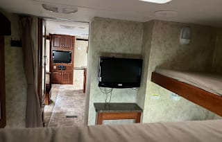 2011 Spacious Cougar Sleeps 10