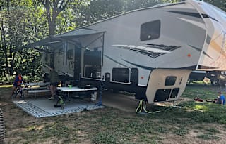 Large Toy Hauler that sleeps 8