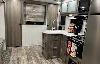 Beautiful & Spacious 30’ Gulf Stream w/ slide