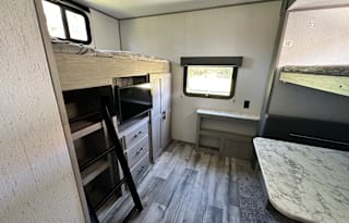 2022 Coleman Lantern Fully Loaded Travel Trailer