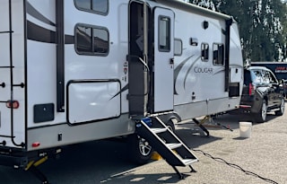 Cozy 2021 Keystone Cougar 1Bd w Cali King bed, 1BA