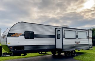 **Sleeps 10!** 2021 Wildwood Adventurer