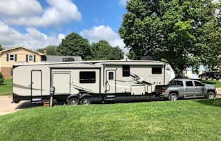 2019 family ready fifth wheel with two Full restrooms sleeps approximately 8 to 10