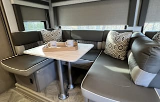 Sleeps 10! Private Bunk House and Bedroom!