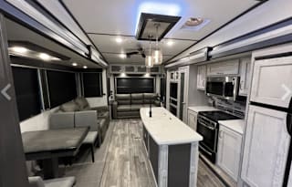 2021 Montana High Country 5th Wheel
