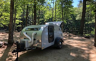 Cozy off-the-ground sleeper with kitchen