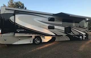 ~UNLIMITED MILEAGE~FLEETWOOD DISCOVERY