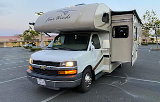 Very Clean! 2017 THOR Four Winds 24 ft. Good Size.