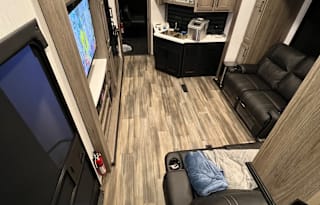 43’ toyhauler with patio and generator