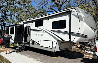 Pet Friendly Local Delivery 2 Bedroom Fifth Wheel