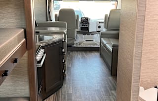 2022 Thor ACE 32' w/ Bunk Beds