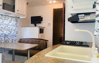 Super cute camper rental, fur babies welcome!