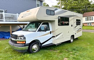 Adventure Awaits: Cozy and Spacious Leprechaun RV