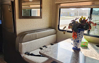 Neat 24ft class C, easy, comfy getaway!