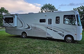 2004 Thor Four Winds Hurricane 32ft.