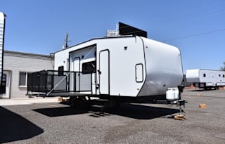 Extravagant OFF GRID toyhauler, sleeps 5!