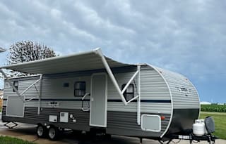 2020 Shasta 310K Sleeps 8!