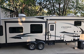 DELIVERY ONLY. Spacious 37 ft trailer w/ 3 slides