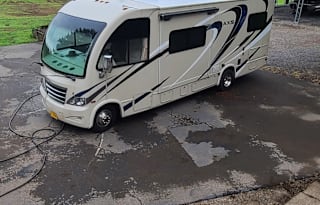 Fun on the Run! 2017 Thor Motor Coach Axis
