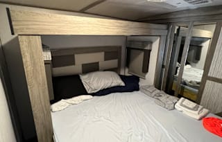 2 bedroom, 2 full baths, fifth wheel