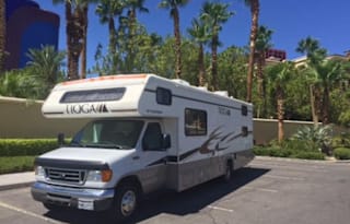 29 foot Class C with Bunk beds in Back sleeps up to 10 people comfortably