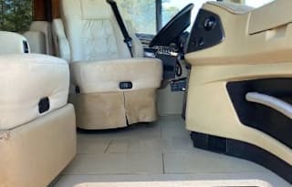 2015 Tiffin Motorhomes Phaeton 40 AH